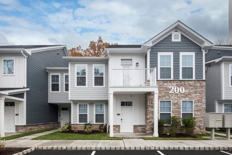 Montvale-Exterior-09-escamoso